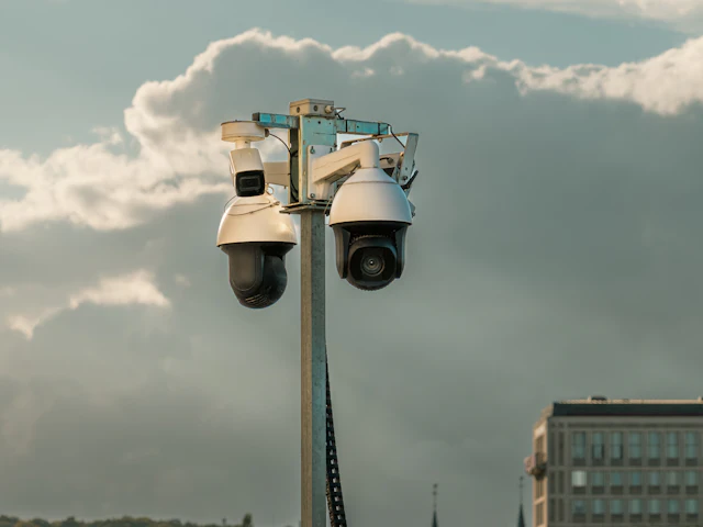 기둥에 설치된 CCTV 카메라 — CCTV 설치